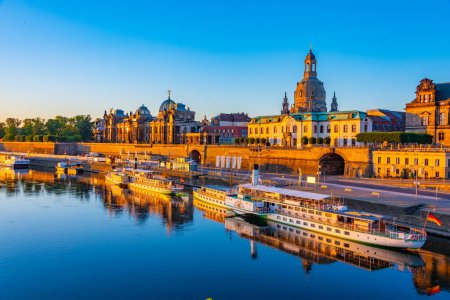 Téléchargez les photos : Vue du lever du soleil sur le paysage urbain de la vieille ville de Dresde en Allemagne. - en image libre de droit