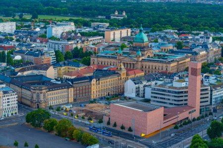 Téléchargez les photos : Coucher de soleil vue panoramique sur la Cour administrative fédérale et son quartier à Leipzig, Allemagne. - en image libre de droit