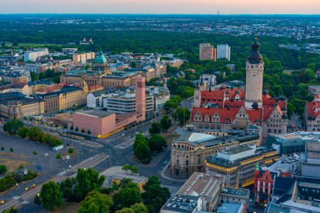 Téléchargez les photos : Coucher de soleil vue panoramique sur la nouvelle mairie et son quartier à Leipzig, Allemagne. - en image libre de droit