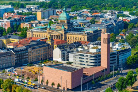 Téléchargez les photos : Vue panoramique de la Cour administrative fédérale et de son quartier à Leipzig, Allemagne. - en image libre de droit