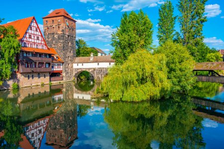 Vieille ville historique avec vue sur le bâtiment Weinstadel, le château d'eau, le pont Henkerbrucke et la tour Henkerturm à Nurnberg, Allemagne..