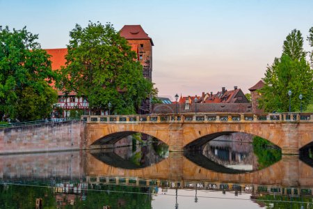 Téléchargez les photos : Paysage urbain de la rivière Pegnitz dans la ville allemande Nurnberg. - en image libre de droit