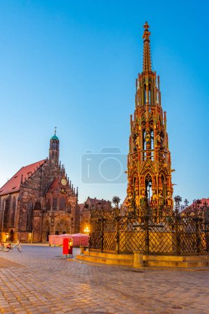 Schner Brunnen und Frauenkirche in Nürnberg bei Sonnenaufgang.