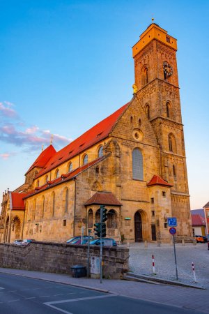 Téléchargez les photos : Coucher de soleil sur l'église Unsere Liebe Frau dans la ville allemande Bamberg. - en image libre de droit