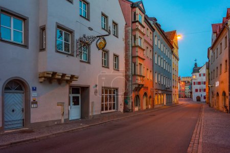 Téléchargez les photos : Vue du lever du soleil sur une rue de la vieille ville allemande de Ratisbonne. - en image libre de droit