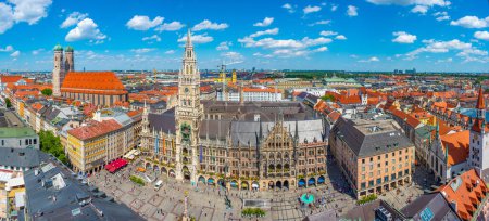 Foto de Vista panorámica de Frauenkirche y el nuevo ayuntamiento de Munich, Alemania. - Imagen libre de derechos