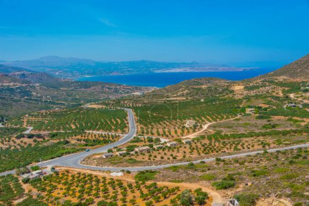Téléchargez les photos : Route traversant la campagne grecque île de Crète. - en image libre de droit