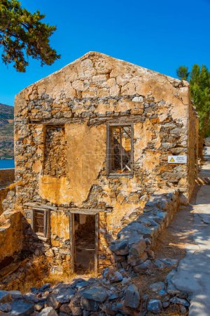Foto de Edificios antiguos en la fortaleza de Spinalonga en la isla griega de Creta. - Imagen libre de derechos
