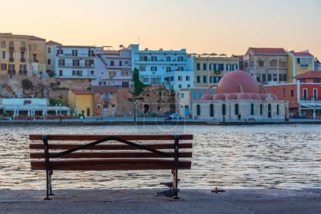 Foto de Vista del amanecer de la antigua mezquita en la costa del antiguo puerto veneciano en la ciudad griega Chania en la isla de Creta. - Imagen libre de derechos