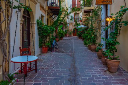 Téléchargez les photos : Vue du lever du soleil sur une rue colorée de la vieille ville de La Canée en Crète, Grèce. - en image libre de droit