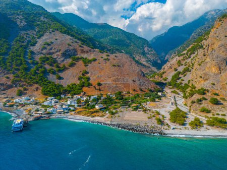 Téléchargez les photos : Vue aérienne d'une plage à Agia Roumeli sur l "île grecque de Crète. - en image libre de droit