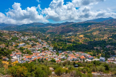 Luftaufnahme des griechischen Dorfes Spili auf Kreta.