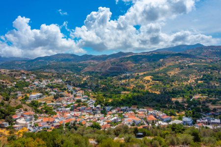 Luftaufnahme des griechischen Dorfes Spili auf Kreta.