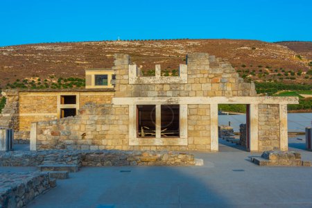 Téléchargez les photos : Coucher de soleil sur les ruines du palais Knossos sur l'île grecque de Crète. - en image libre de droit