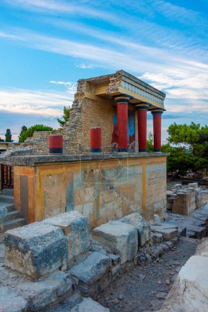 Foto de Vista al atardecer de la entrada norte al palacio de Knossos en la isla griega de Creta. - Imagen libre de derechos