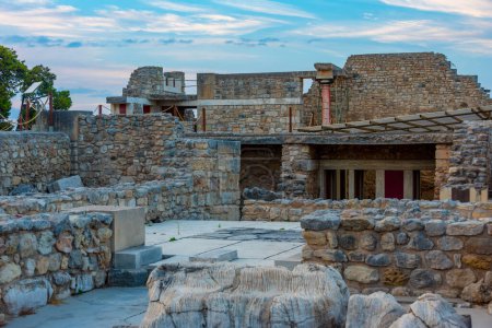 Foto de Vista del atardecer de las ruinas del palacio de Knossos en la isla griega de Creta. - Imagen libre de derechos