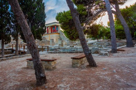 Téléchargez les photos : Coucher de soleil sur l'entrée nord du palais Knossos sur l'île grecque de Crète. - en image libre de droit