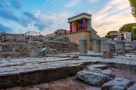 Téléchargez les photos : Coucher de soleil sur l'entrée nord du palais Knossos sur l'île grecque de Crète. - en image libre de droit
