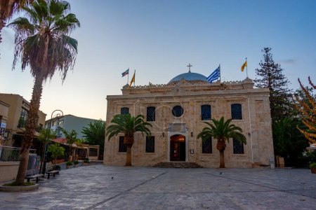 Téléchargez les photos : Vue du lever du soleil de l'église d'Agios Titos à Héraklion, Grèce. - en image libre de droit