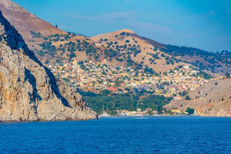 Foto de Vista al mar de la isla griega Symi. - Imagen libre de derechos