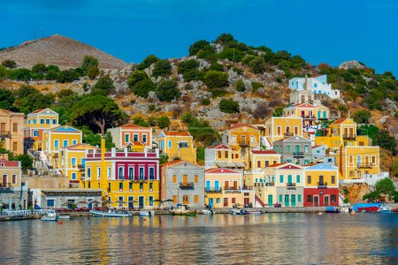 Foto de Casas coloridas en el paseo marítimo de la isla griega Symi. - Imagen libre de derechos