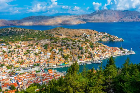 Foto de Vista panorámica de la isla griega Symi. - Imagen libre de derechos