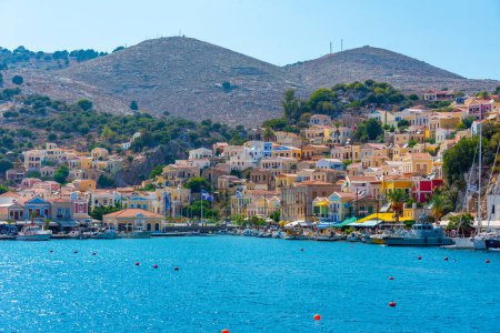 Foto de Casas coloridas en el paseo marítimo de la isla griega Symi. - Imagen libre de derechos