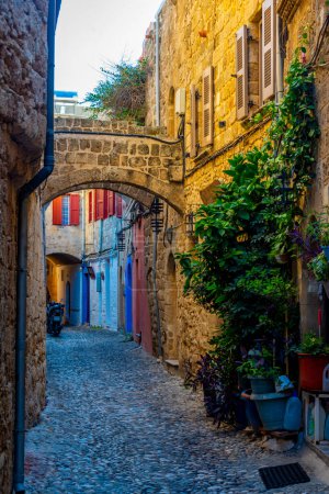 Foto de Vista de una calle histórica en el centro de Rodas, Grecia. - Imagen libre de derechos