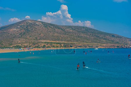 Foto de Windsurfistas en la playa Prasonisi de la isla griega Rodas. - Imagen libre de derechos
