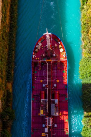 Téléchargez les photos : Bateaux naviguant sur le canal de Corinthe en Grèce. - en image libre de droit