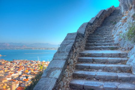 Téléchargez les photos : Escalier menant à la forteresse Palamidi dans la ville grecque Nauplie. - en image libre de droit