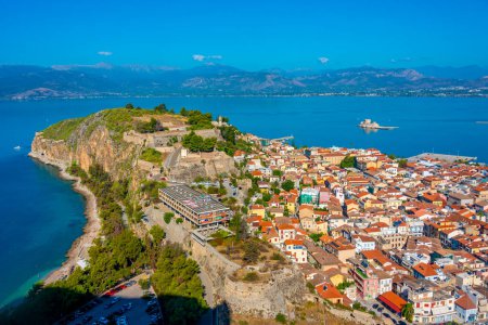 Téléchargez les photos : Vue aérienne de la ville grecque Nauplie. - en image libre de droit