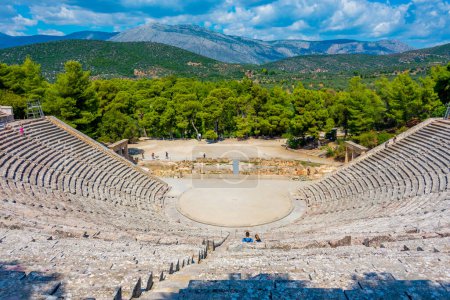 Téléchargez les photos : Théâtre antique à l'Asclépiéion d'Épidaure en Grèce. - en image libre de droit