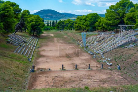 Foto de Antiguo estadio en el Santuario de Asklepios en Epidaurus en Grecia. - Imagen libre de derechos