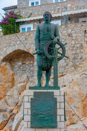 Foto de Estatua de Miaoulis en la ciudad griega Hydra. - Imagen libre de derechos