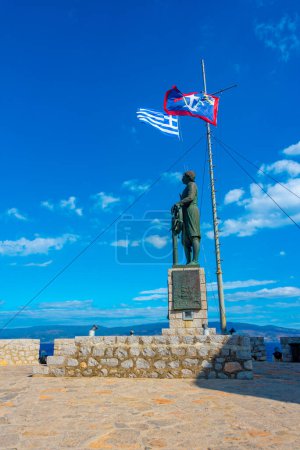 Téléchargez les photos : Statue de Miaoulis à Hydra ville grecque. - en image libre de droit