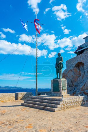 Téléchargez les photos : Statue de Miaoulis à Hydra ville grecque. - en image libre de droit