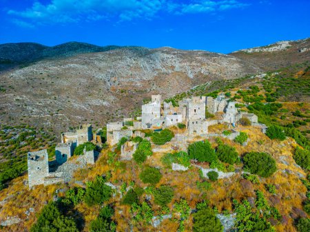 Téléchargez les photos : Vue panoramique du village de Vathia dans la péninsule du Péloponnèse en Grèce. - en image libre de droit