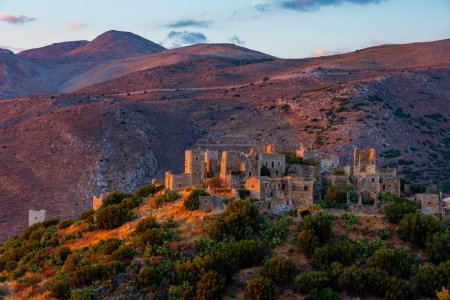 Foto de Vista panorámica al atardecer del pueblo de Vathia en la península del Peloponeso en Grecia. - Imagen libre de derechos