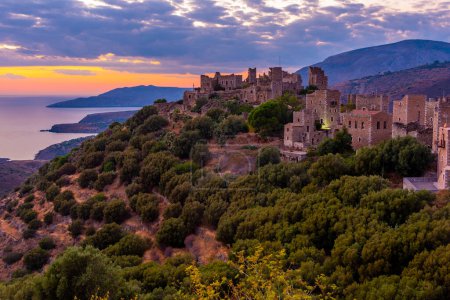 Téléchargez les photos : Coucher de soleil vue panoramique sur le village de Vathia dans la péninsule du Péloponnèse en Grèce. - en image libre de droit