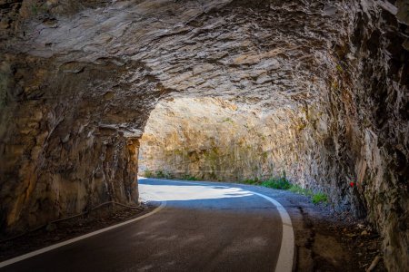 Tunnel an einer Straße über den Langada-Pass in Griechenland.