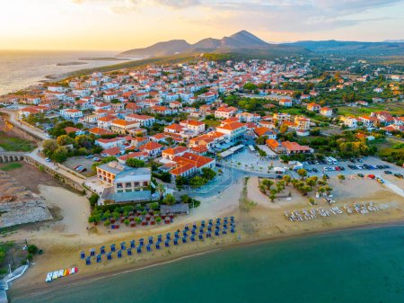 Téléchargez les photos : Coucher de soleil panorama de la ville de Methoni en Grèce. - en image libre de droit