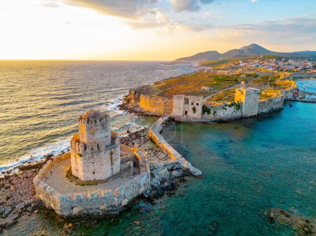 Téléchargez les photos : Coucher de soleil panorama du château de Methoni en Grèce. - en image libre de droit