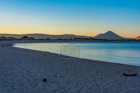 Téléchargez les photos : Vue du lever du soleil sur la plage de Voidokilia en Grèce. - en image libre de droit