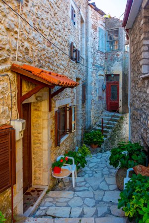 Téléchargez les photos : Rue étroite dans le village grec Dimitsana. - en image libre de droit