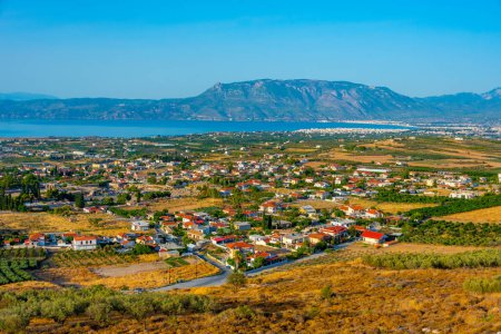 Téléchargez les photos : Vue panoramique de la ville de Corinthe et du golfe de Corinthe en Grèce. - en image libre de droit