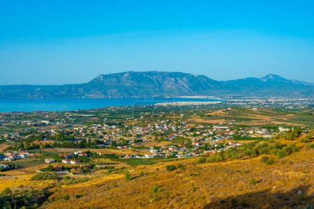 Téléchargez les photos : Vue panoramique de la ville de Corinthe et du golfe de Corinthe en Grèce. - en image libre de droit