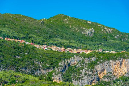 Foto de Montañas con vistas a la ciudad turística griega Palaiokastritsa en la isla de Corfú. - Imagen libre de derechos