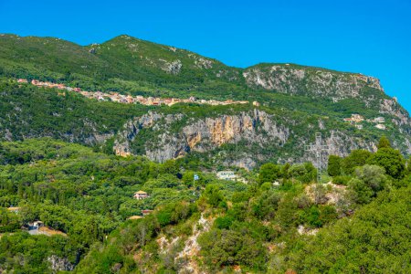 Foto de Montañas con vistas a la ciudad turística griega Palaiokastritsa en la isla de Corfú. - Imagen libre de derechos