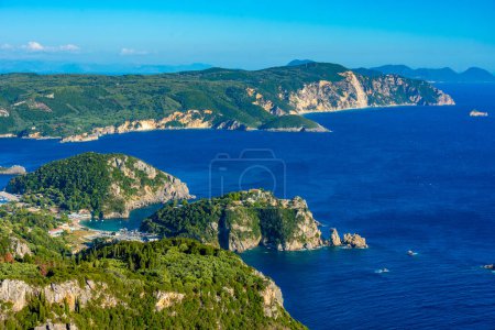 Foto de Vista panorámica de la costa de Paleokastritsa en la isla griega Corfú. - Imagen libre de derechos
